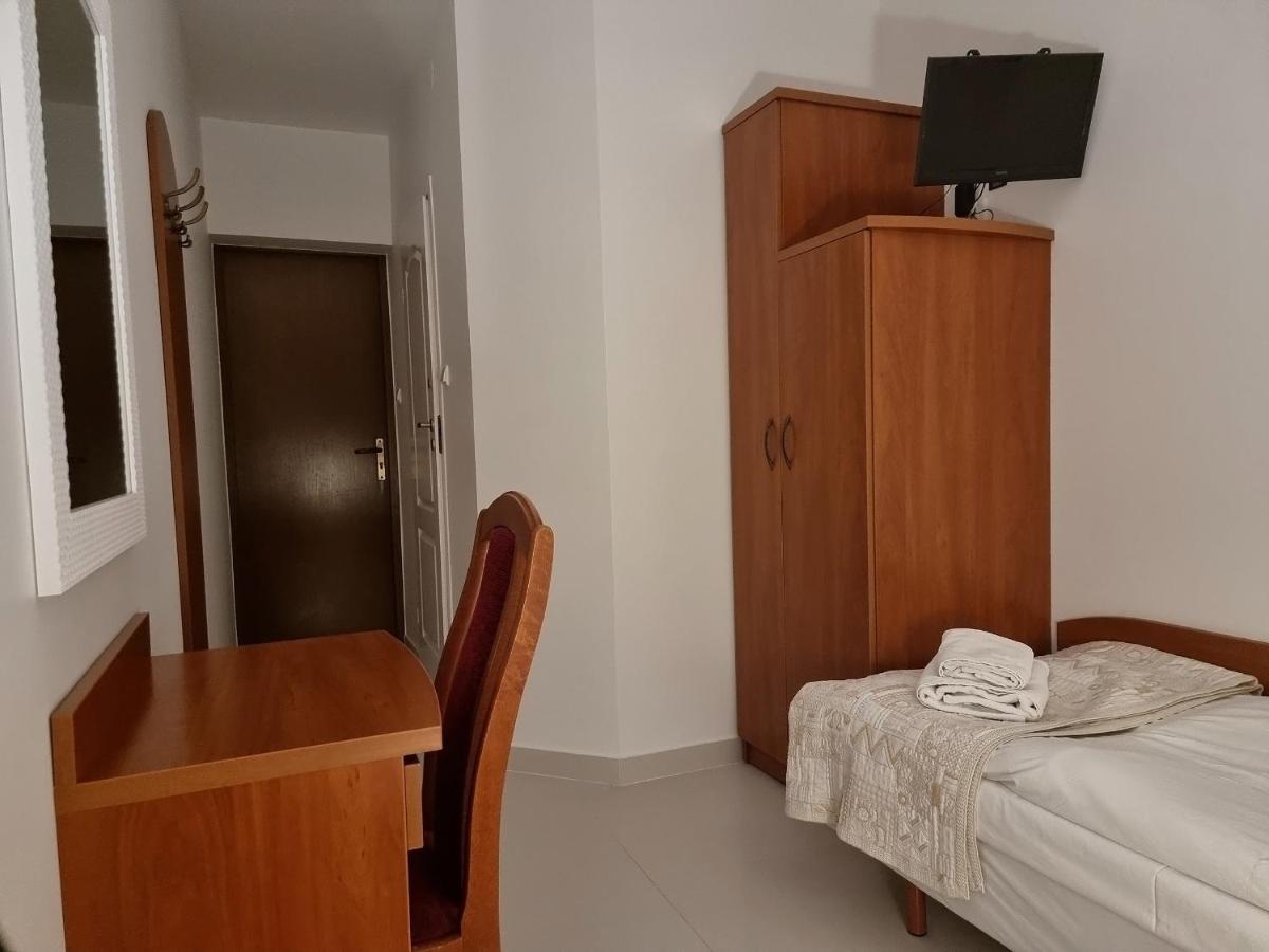 Hotel Jola Wrzesnia Ngoại thất bức ảnh